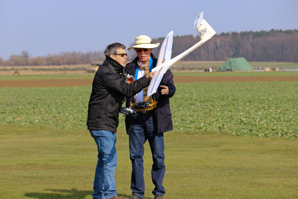 Lehrer Schüler Fliegen Flugausbildung RC Flugzeug Modellbauverein Modellfliegen MFC Vorgebirge